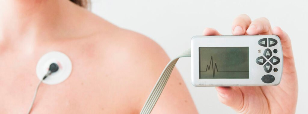 Portable ECG device recording single-lead ECG waveform for physician review (FDA-cleared)